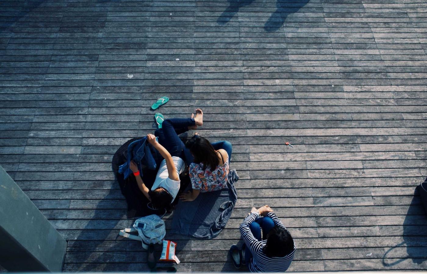 Команда специалистов обсуждает проект